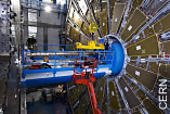 Letzter LHC-Abschnitt: Installation der Beam-Pipe für das ATLAS-Experiment.