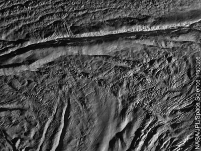 Enceladus aus 4.742 km Entfernung (Auflösung: 30 m/Pixel) Enceladus aus 4.742 km Entfernung (Auflösung: 30 m/Pixel)